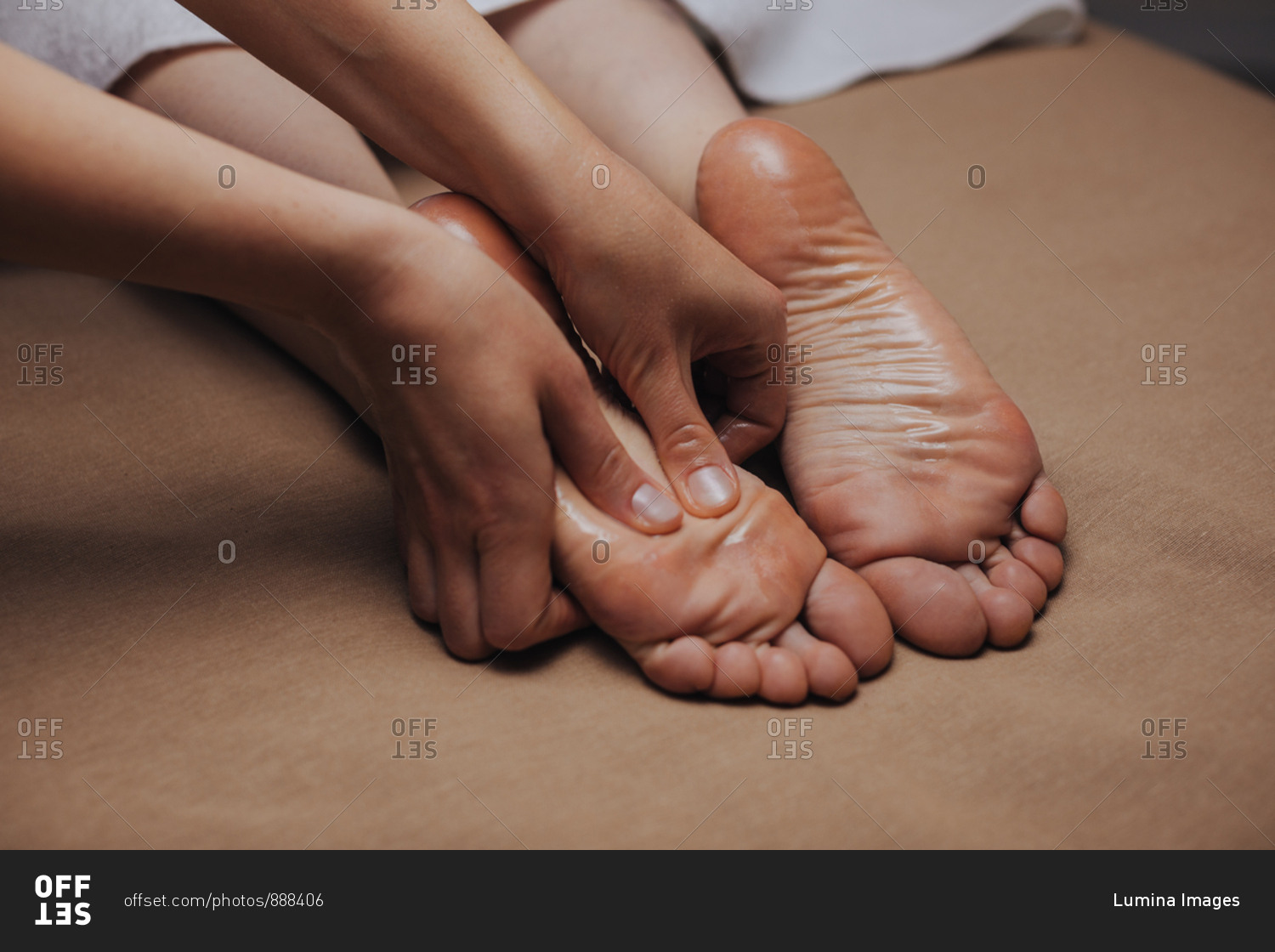 Premium Photo  Hands of an unrecognizable male masseur performing