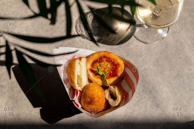 Overhead view of a Neapolitan cuoppo dish