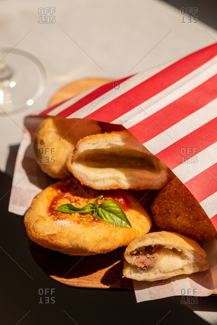 Neapolitan cuoppo dish in striped paper