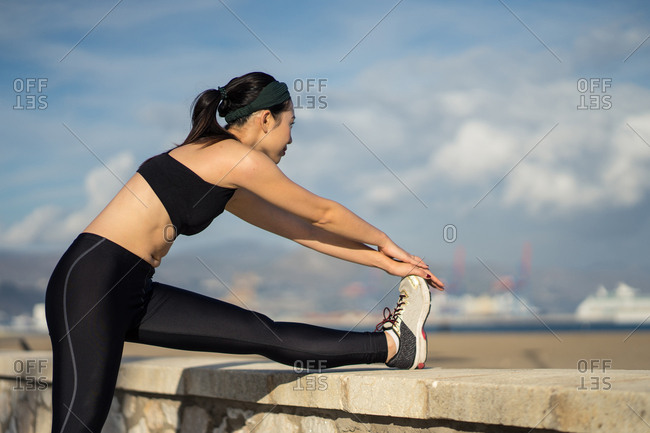 Premium Photo | Side view of sportive woman wearing sexy leggings.