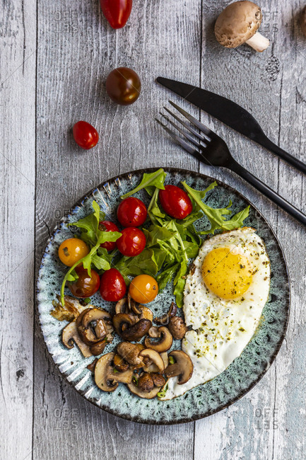 Low carb breakfast with fried egg- mushrooms- rocket and tomatoes