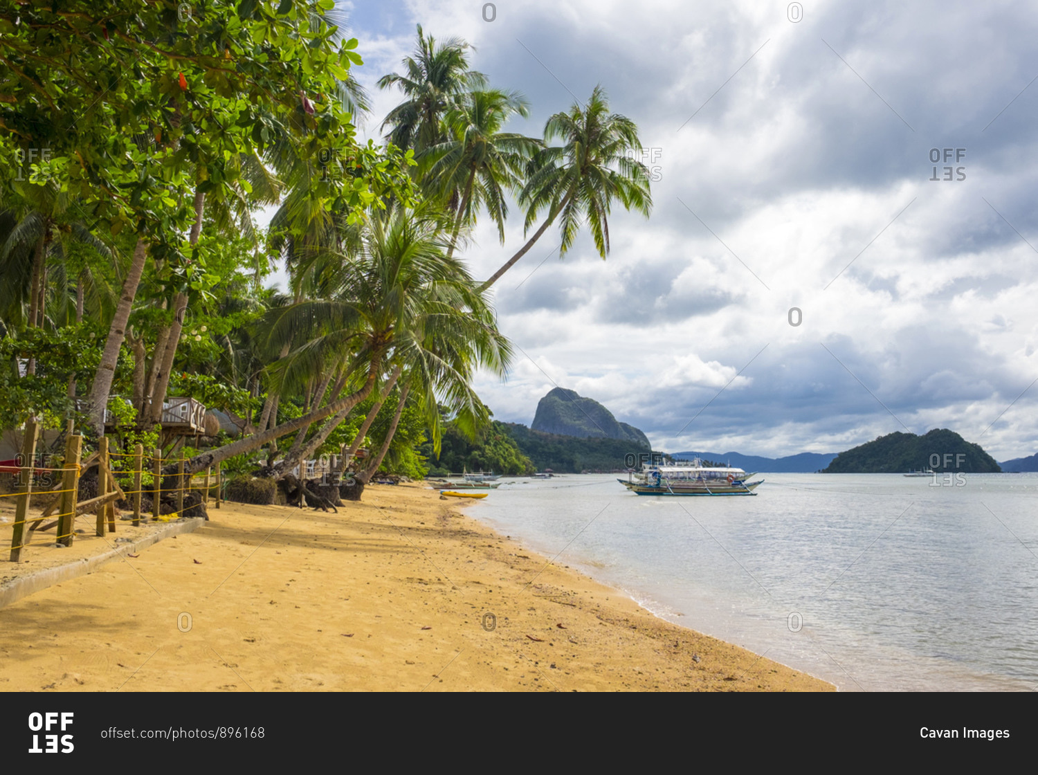 Philippines, MIMAROPA, El Nido - December 24, 2014: Corong Corong beach ...