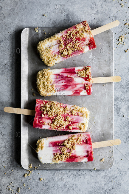 Strawberry rhubarb pie la mode popsicles have strawberry rhubarb compote layered up with luscious vanilla bean cream and crumbles of pie crust on top