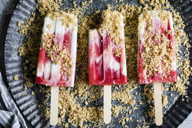 Strawberry rhubarb pie la mode popsicles have strawberry rhubarb compote layered up with luscious vanilla bean cream and crumbles of pie crust on top
