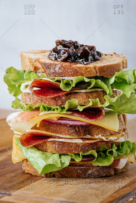 Sandwich with prosciutto and chutney
