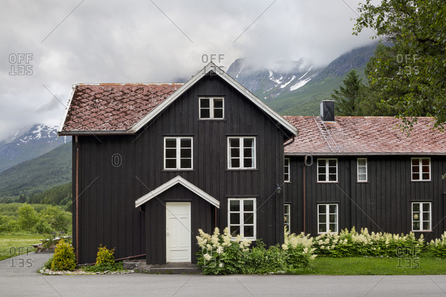 Wood cabin in Norwegian mountain setting