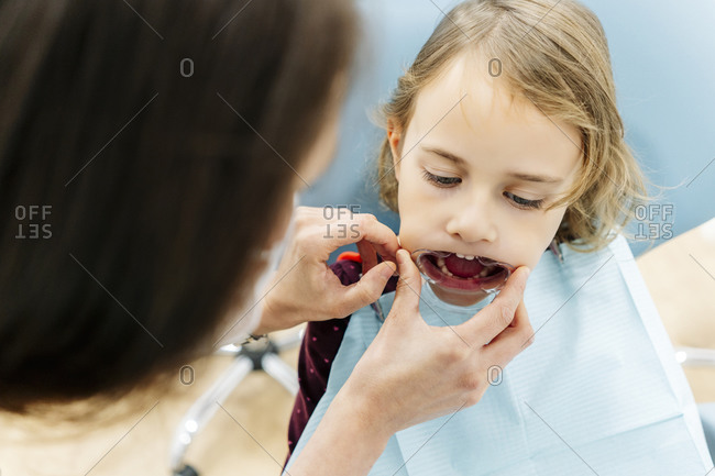 Girl at the dentist - Offset