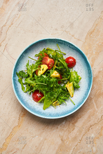 Fresh vitamin salad with rocket and tomatoes