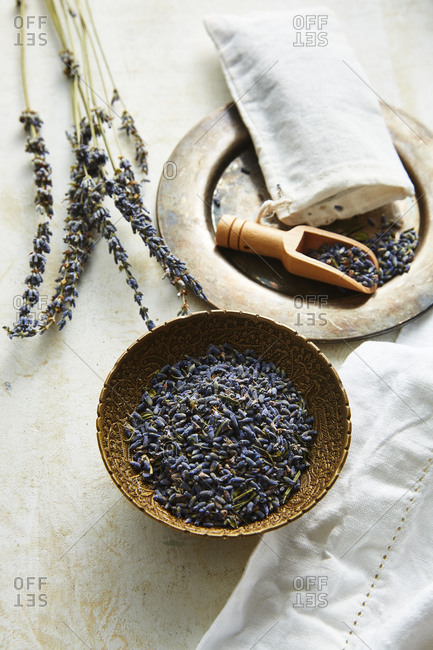 Dried lavender in a bowl