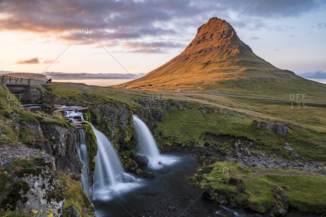 Kirkjufellsfoss Waterfall and Mount Kirkjufell, near Grundarfjˆrdur, SnÊfellsnes, Western Iceland, Iceland, Europe