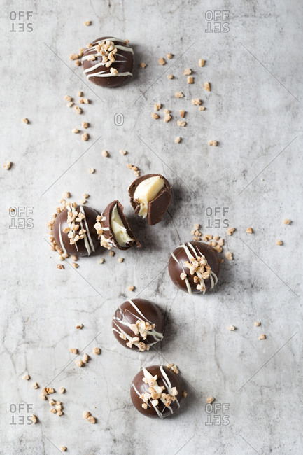 Chocolate pralines with hazelnut brittle