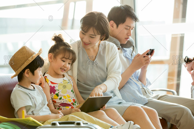 To use electronic products in the happy family in the airport lounge
