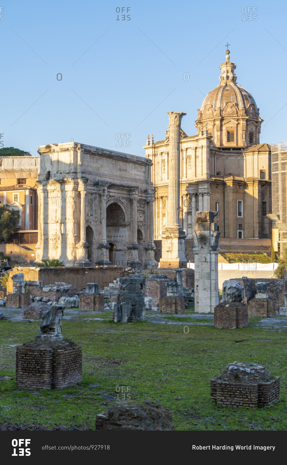 Settimio Severo Arch and Colonna di Foca, Imperial Forum (Fori Imperiali), UNESCO World Heritage Site, Rome, Lazio, Italy, Europe