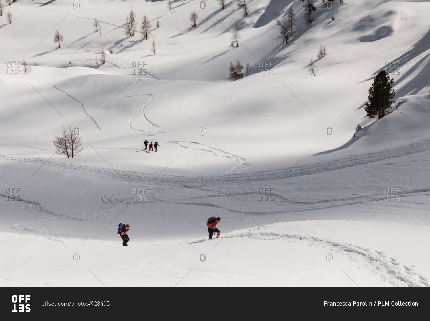 Cortina D Ampezzo Italy February 24 2018 Hikers With Snowshoes   Offset 928405 