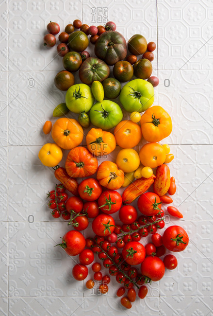 Variety of heirloom tomatoes arranged in a rainbow colorway