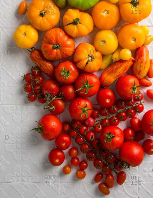 Variety of heirloom tomatoes arranged in a rainbow