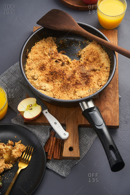 Apple crumble in a skillet being served
