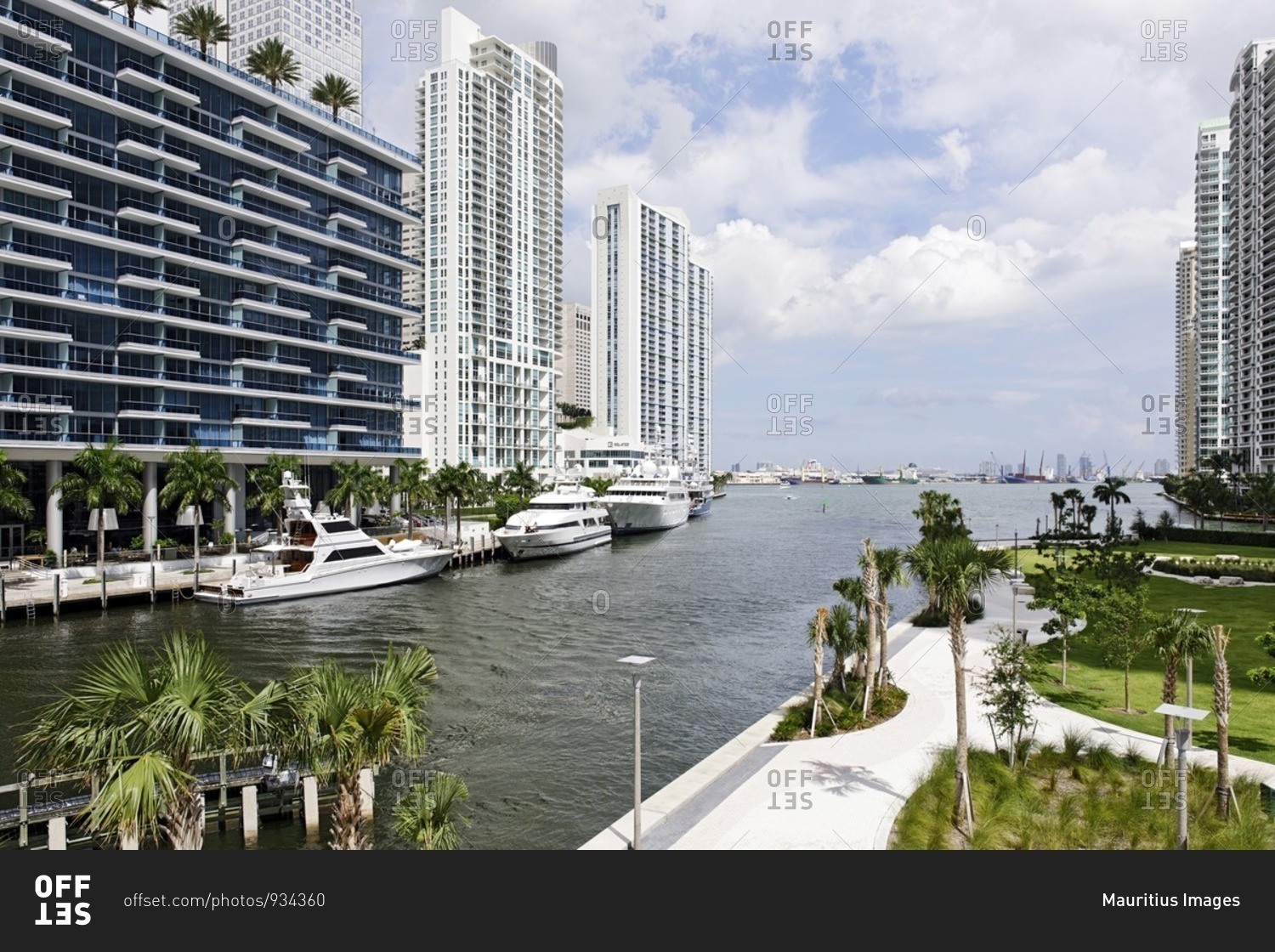 September 30, 2011: Yachts in the EPIC Marina, Miami River Walk ...