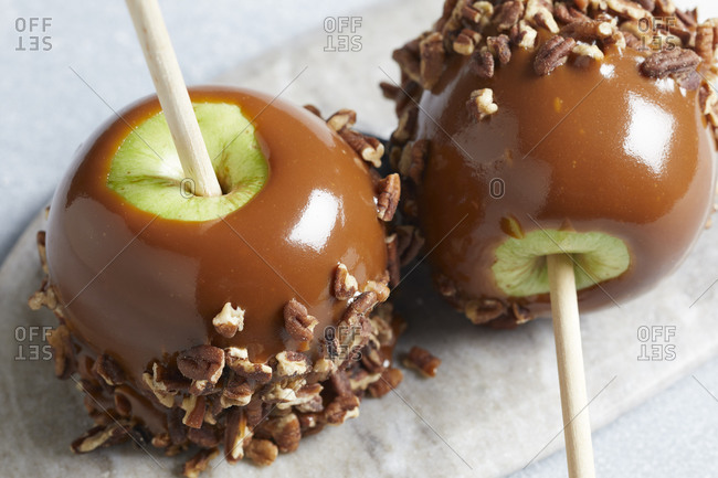 Caramel apples with pecans - Offset