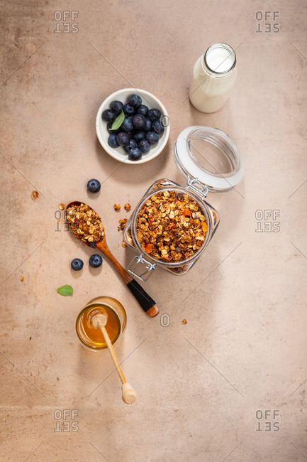 Crunchy homemade breakfast granola - Offset