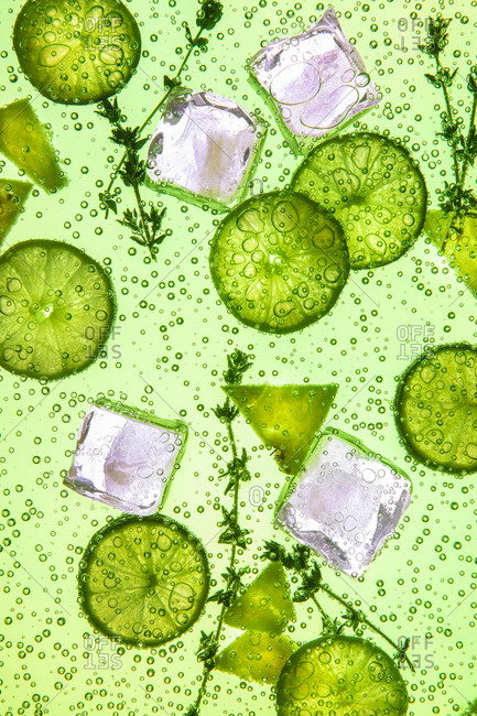 Close up of a cocktail with lime slices