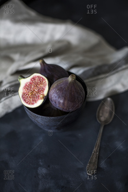 Bowl with whole and sliced figs