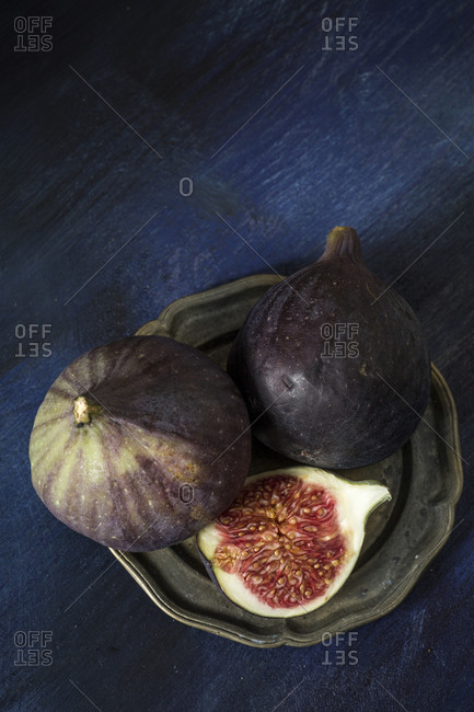 Whole and sliced figs on plate