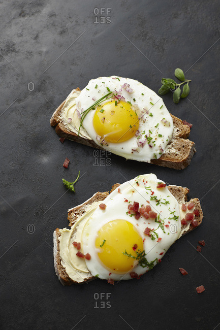 Fried egg- chives- bacon and bread