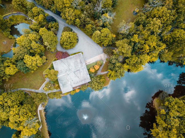 Aerial view of a lakefront home in Solon, Ohio, United States