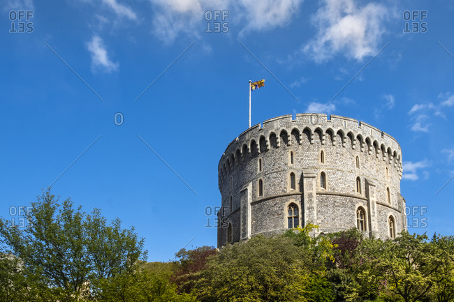 The round Norman Keep (Round Tower) in Windsor Castle with the Queen\'s flag (Royal Standard) flying, Windsor, Berkshire, England, United Kingdom, Europe