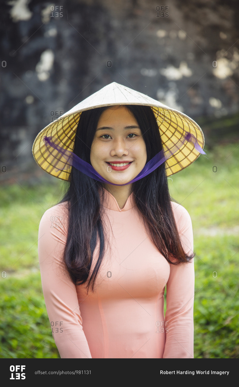 Vietnamese woman with Ao Dai dress – Stock Editorial Photo