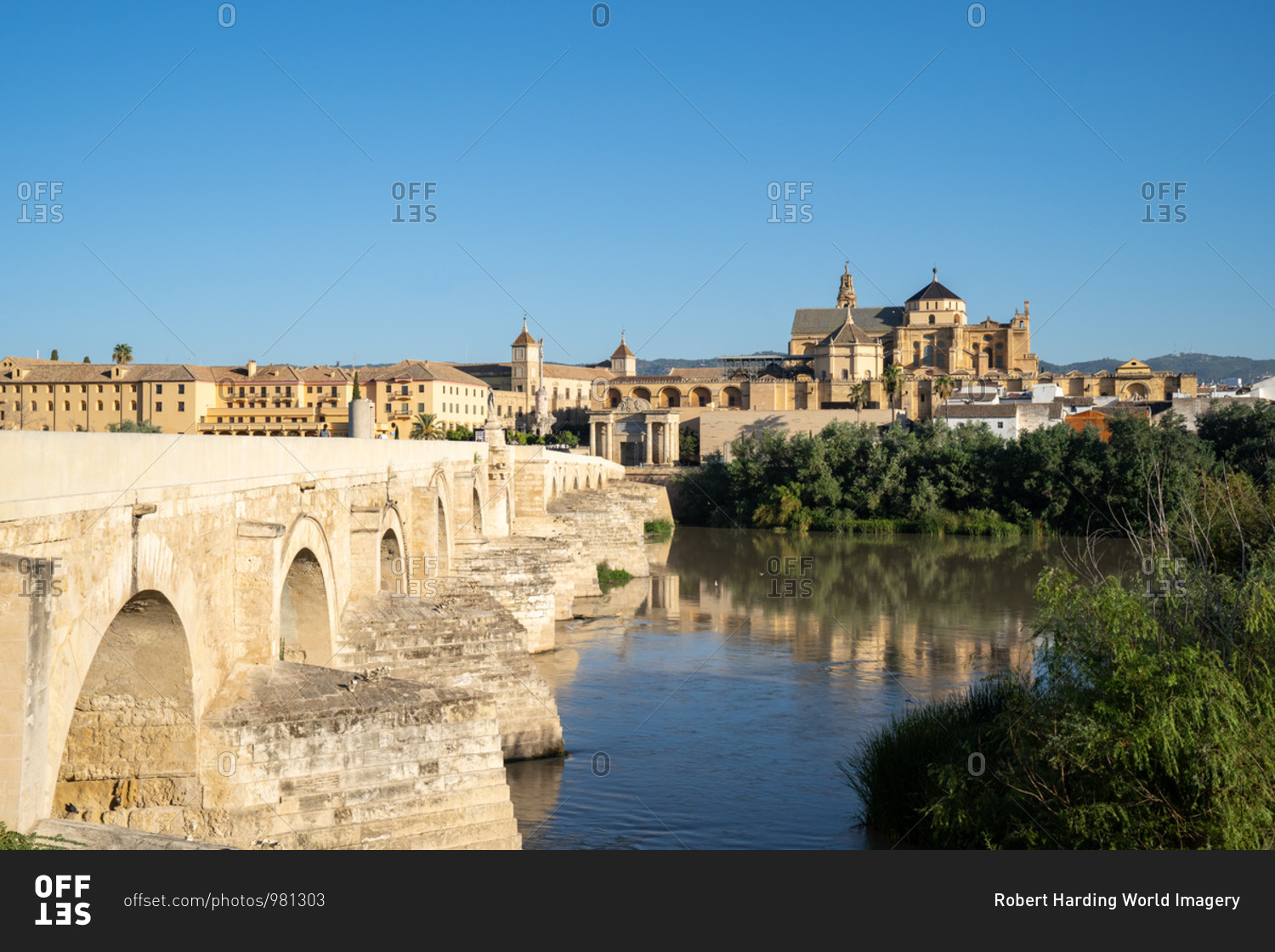 The Roman Bridge (Puente Romano) and The Great Mosque of Cordoba on a sunny day, UNESCO World Heritage Site, Cordoba, Andalusia, Spain, Europe