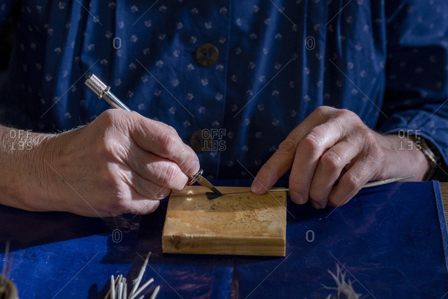 Sorbian Easter eggs, wax batik technique, first step: with the help of a scalpel, quills are cut, so traditional symbols such as wolf teeth, honeycombs and sun wheels can be applied to white chicken eggs.
