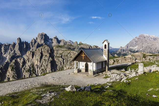 Little Alpine Chapel in front of Cadini di Misurina (Cadini Group) and Monte Cristallo (3221 m), UNESCO World Heritage, Dolomites, Alps, Alto Aldige, Tentino, South Tyrol, Italy