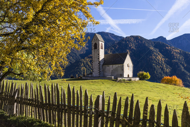 St. Jakob Church on a meadow in front of The Odles or Geislerspitzen, Puez-Odle Natural Park, St. Jakob, Villnoess Valley, Val di Funes, Bozen Province, Alto Adige, Tentino, South Tyrol, Italy
