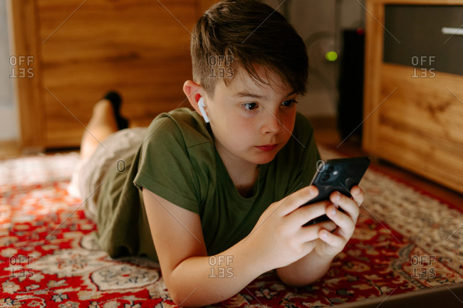 Young Boy and Girl Play Games and Listen To Music on Mobile Phones Stock  Photo - Image of hand, gamer: 135473906