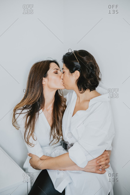 Women Kissing Women Pics
