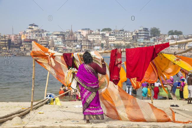 Hanging up washing on banks of Ganges River, Varanasi, Uttar Pradesh, India, Asia