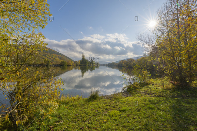 River Main with sun in the autumn, Laudenbach, Spessart, Odenwald, Churfranken, Franconia, Bavaria, Germany