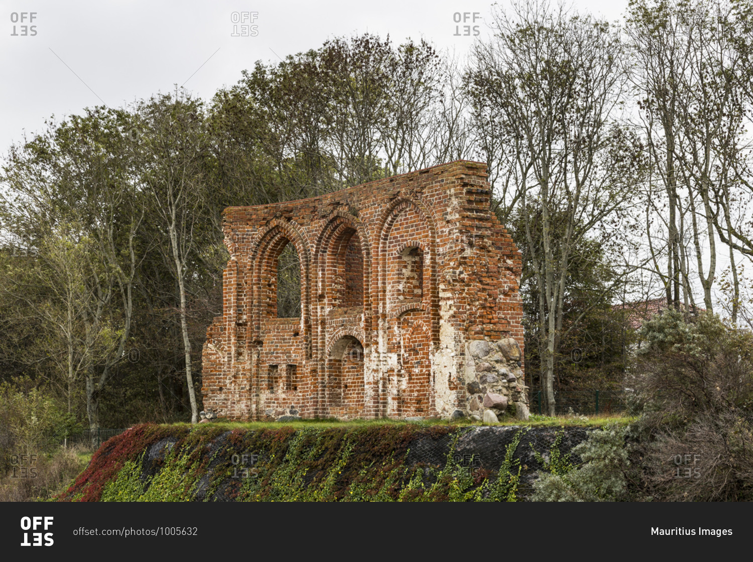 Europe, Poland, West Pomeranian Voivodeship, Ruins of the church in Trzesacz, Hoff an der Ostsee