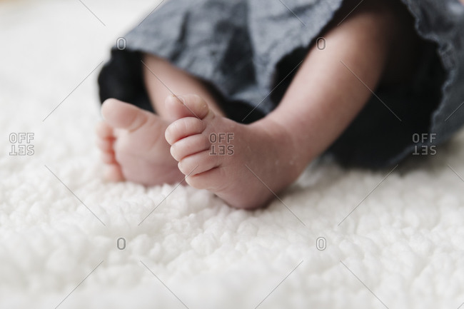 Baby feet and toes on a white fluffy blanket