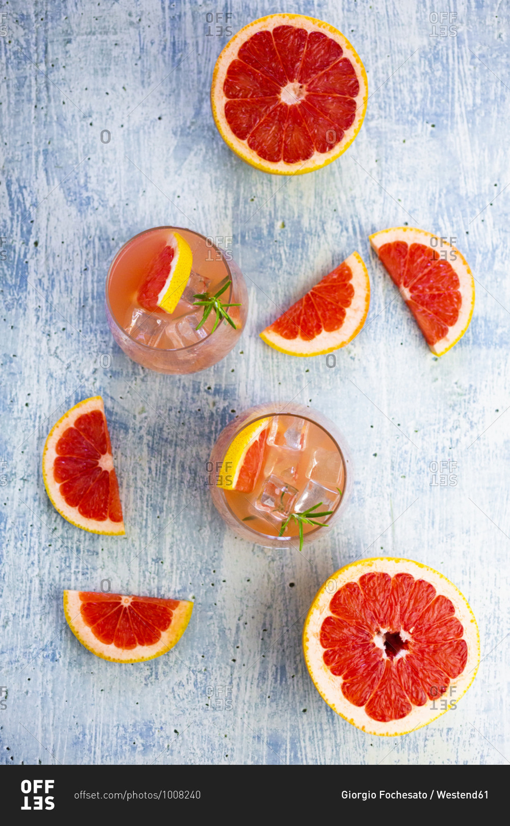 Glasses of fresh grapefruit juice and grapefruits