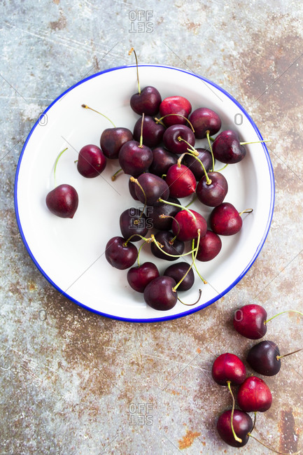 Cherries in enamel bowl - Offset