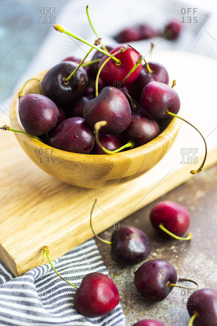 Cherries in wooden bowl - Offset