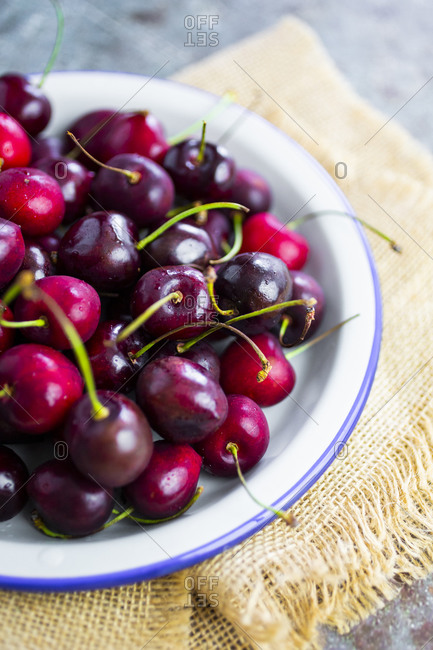 Cherries in enamel bowl - Offset