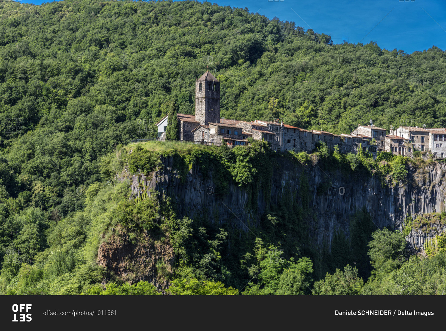 Spain, Catalonia, Garrotxa Volcanic Zone Natural Park, Castellfollit de la Roca, church and houses on the basaltic cliff