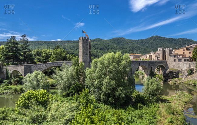 Spain, Catalonia, province of Girona, Besalu, fortified medieval bridge over the Fluvia river (11th century)