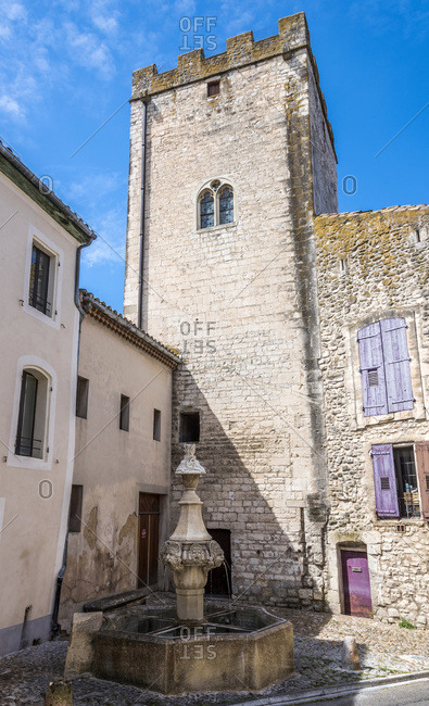France, Provence-Alpes-Cote d\'Azur, Vaucluse, Pernes-les-Fontaines, fountain of the Souchet and the Tour Ferrande (12th century)