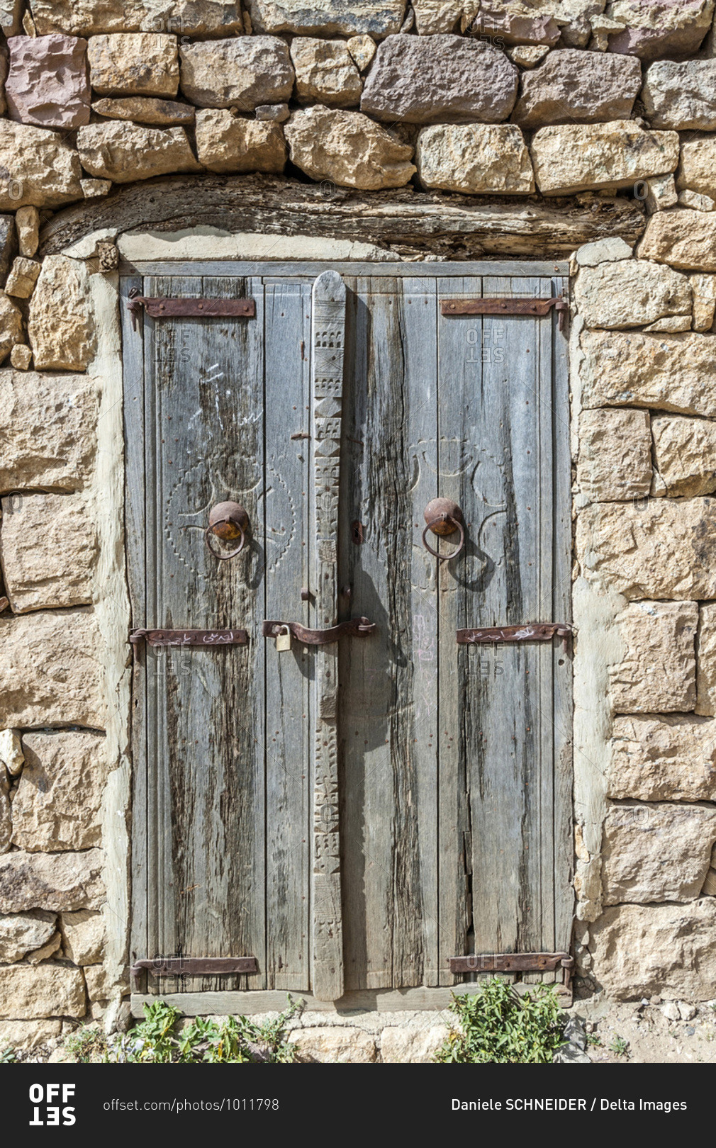 Middle East, Yemen, Centre West, Jebel Harraz region (UNESCO World Heritage Tentative list) door of a traditional rural house (shooting 03/2007)