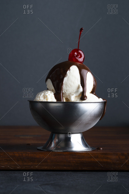 Ice cream & hot chocolate sauce